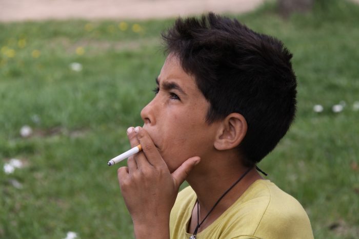 niño fumando