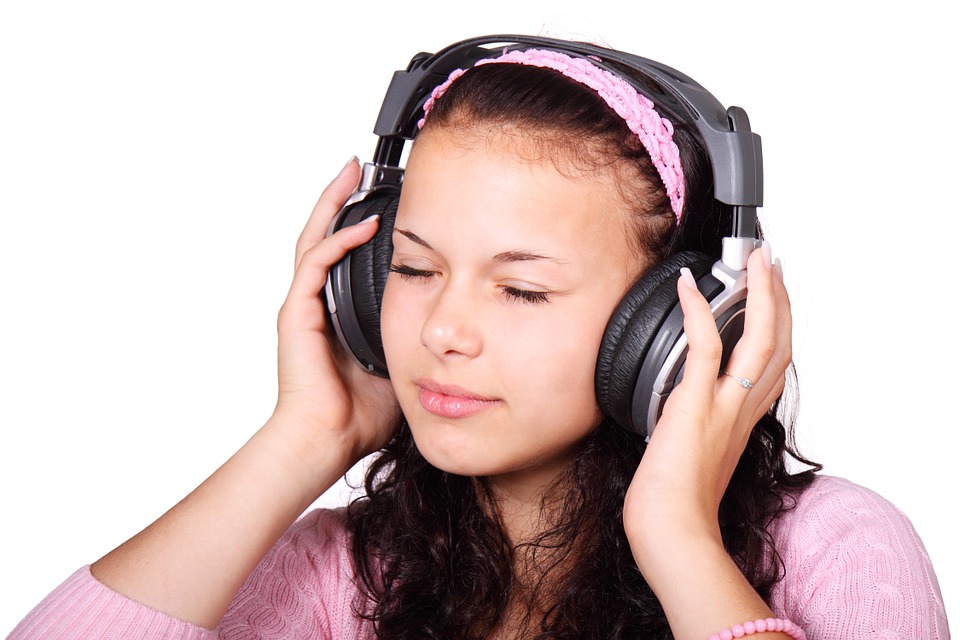 Advertencia de la OMS: el uso de auriculares aumenta el riesgo de sordera