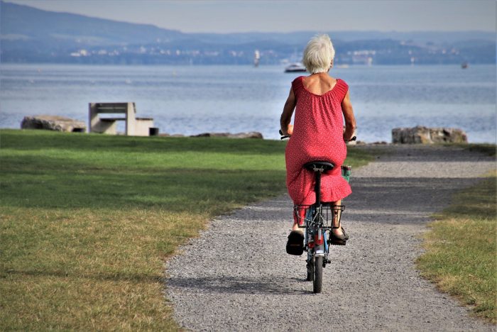 mujer vejez andando en bicicleta